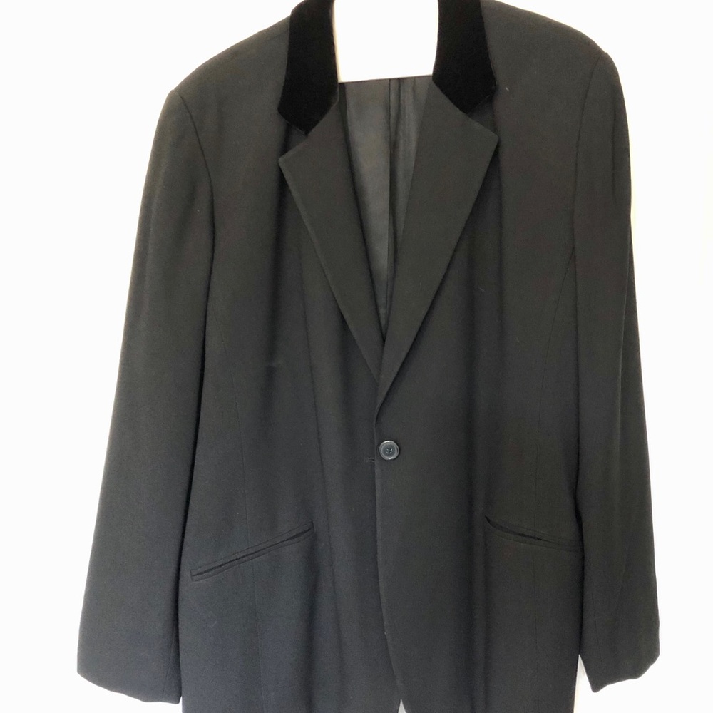 Woman’s blazer like new and just dried clean.